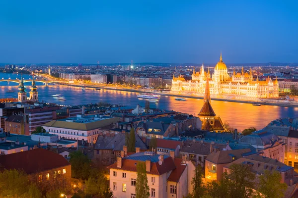 Hungarian Parliament building at a spring night — Stock Photo, Image