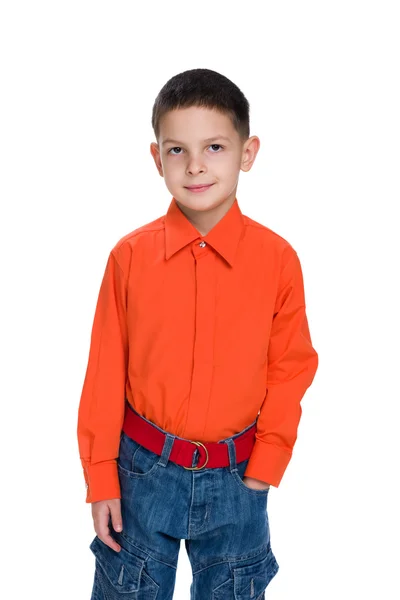 Χαμογελώντας νεαρό αγόρι με ένα κόκκινο πουκάμισο — Φωτογραφία Αρχείου