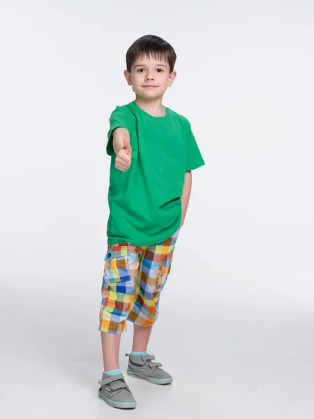 Schattige jonge jongen in een groen shirt — Stockfoto