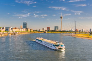 Dusseldorf güneşli yaz gün