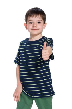 parmağını olan küçük çocuk