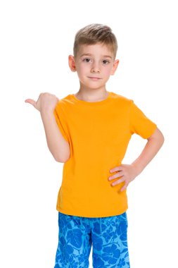 küçük oğlan tarafına parmağını gösterir