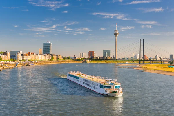 Dusseldorf in een zonnige zomerdag — Stockfoto