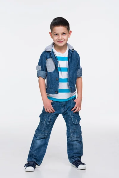 Mode liten pojke i jeans kostym — Stockfoto