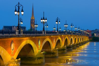 Bir yaz gecesi Bordeaux'da