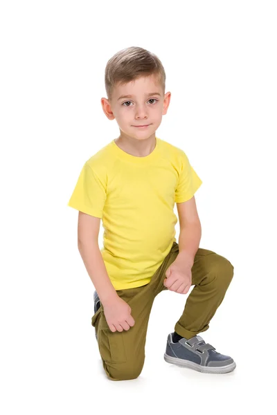 Menino bonito na camisa amarela — Fotografia de Stock