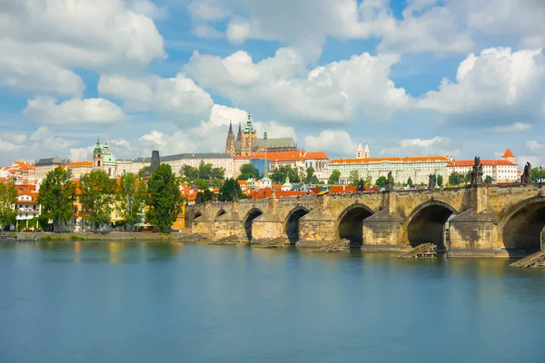 Praga y el río Moldava en un día de verano —  Fotos de Stock