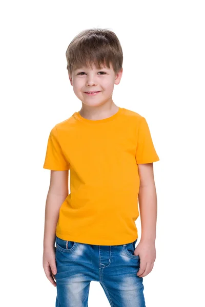 Sarı gömlek gülümseyen küçük çocuk