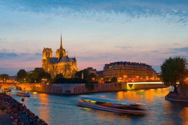 Notre Dame de Paris gece görünümü