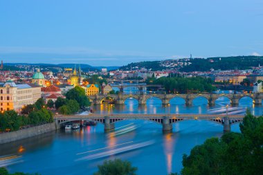 Prag 'ın gece panoramik manzarası