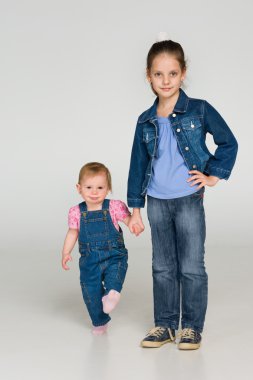 iki küçük çocuk birlikte