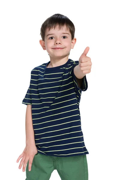 Niño con una camisa a rayas sostiene su pulgar hacia arriba —  Fotos de Stock