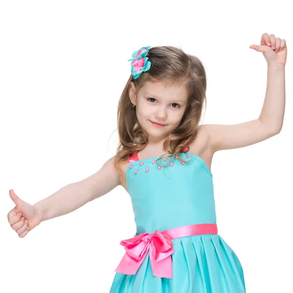 Прекрасна маленька дівчинка тримає великі пальці вгору — стокове фото