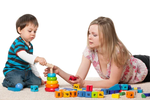 Moeder en zoon spelen met blokken — Stockfoto