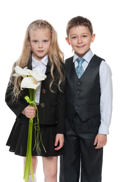 Ung pojke och vacker flicka med blommor — Stockfoto