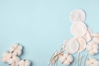 Pamuk tokaları, bambu kulak çubukları ve pamuk pedler. Çevre dostu cilt temizleme ürünleri