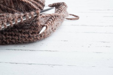 Yün yumağı ve hafif arka planda örgü iğneleri.