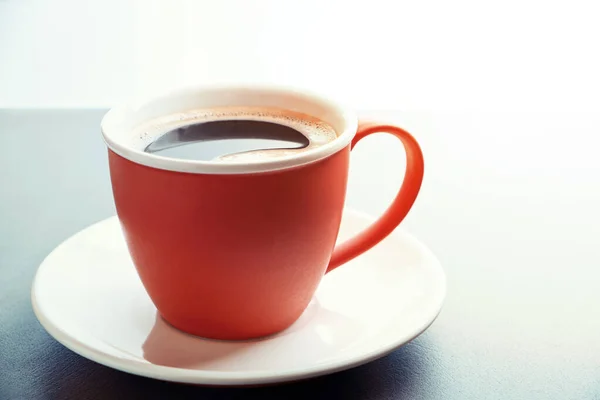 Kırmızı fincan kahve ve çay tabağı.