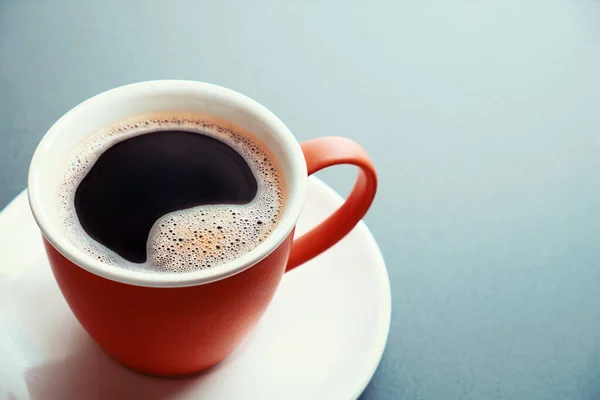 コーヒーとソーサーの赤いカップ — ストック写真