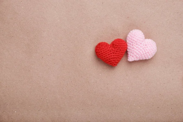 Valentine Day Decorative Background Two Handmade Crochet Hearts Craft Paper — Fotografia de Stock