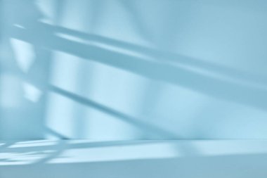 Düşen gölge ve ışık ile soyut mavi arkaplan. Ürün sunumu için arkaplan