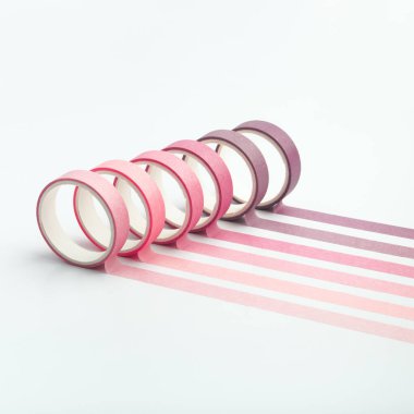 Yapışkan bant ruloları ve beyaz arkaplanda paralel şeritler
