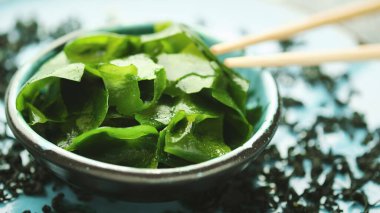 Sırılsıklam ve kurumuş wakame yosunu. Japon yemeği. Sağlıklı deniz ürünleri
