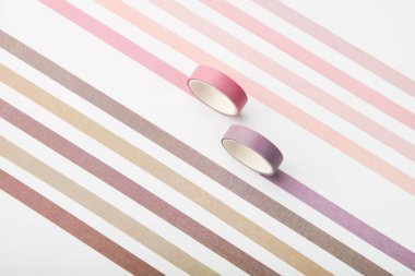 İki yapışkan bant rulo ve beyaz arka planda paralel şeritler