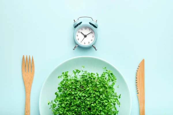 Alarm Clock Cutlery Plate Greenery Blue Intermittent Fasting Lunchtime Dieting — Stock Photo, Image