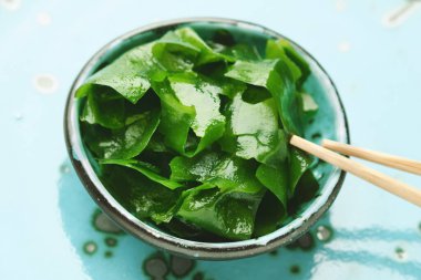 Kavanozda sırılsıklam olmuş yosun. Japon yemeği. Sağlıklı deniz ürünleri