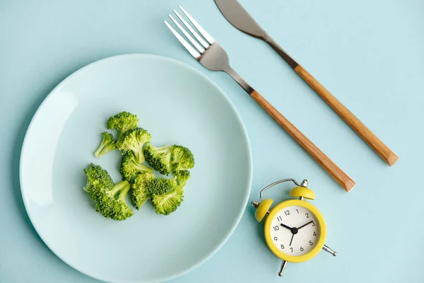 Intermittent Fasting Diet Lunch Time Concept Yellow Alarm Clock Broccoli — Stock Photo, Image