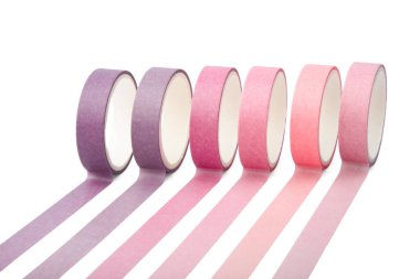 Yapıştırıcı bant ruloları ve paralel şeritler beyaz arkaplanda izole edildi