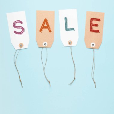 Mavi arka planda kelime satışı etiketleri. Mağazalarda mevsimlik indirimler