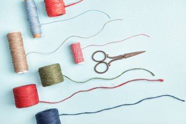 Makas ve farklı ipler, sicim, ambalaj ve dekorasyon için ipler.