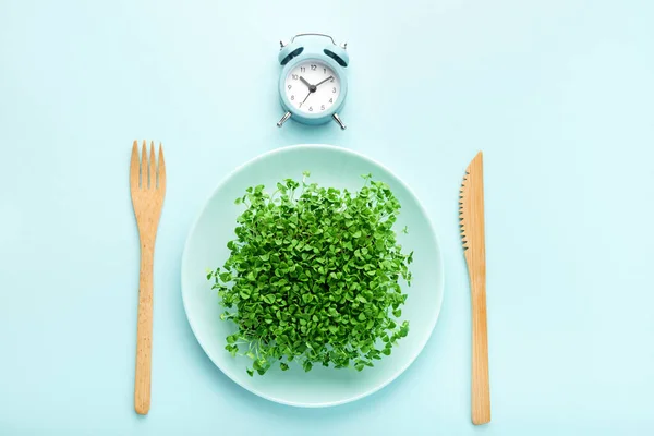 Alarm Clock Cutlery Plate Greenery Intermittent Fasting Lunchtime Dieting Concept — Stock Photo, Image