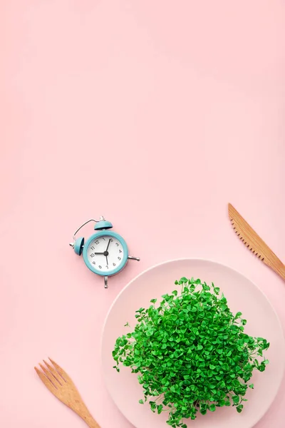 Reloj Despertador Cubiertos Placa Con Vegetación Rosa Ayuno Intermitente Hora —  Fotos de Stock