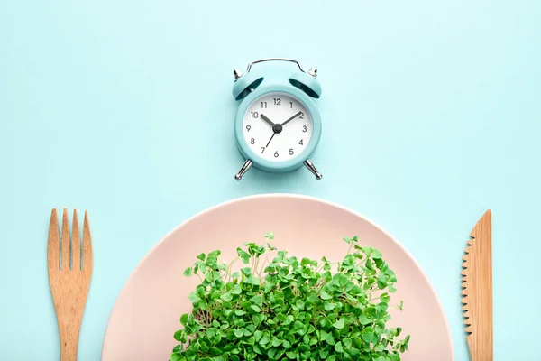 Alarm Clock Cutlery Pink Plate Greenery Intermittent Fasting Lunchtime Dieting — Stock Photo, Image