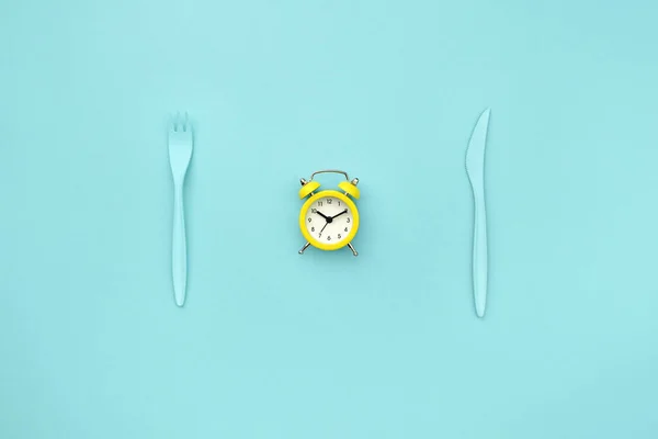 Ayuno Intermitente Dieta Hora Del Almuerzo Reloj Despertador Cubiertos Amarillo — Foto de Stock