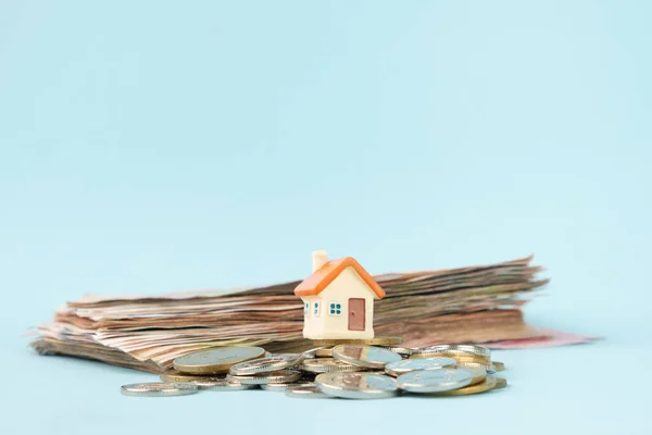 Maison Miniature Pile Billets Pièces Concept Investissement Immobilier Hypothèque Assurance — Photo