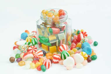 Beyaz arka planda tatlı ve şekerli kavanoz.