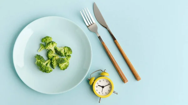 Intermittent Fasting Diet Lunch Time Concept Yellow Alarm Clock Broccoli — Stock Photo, Image