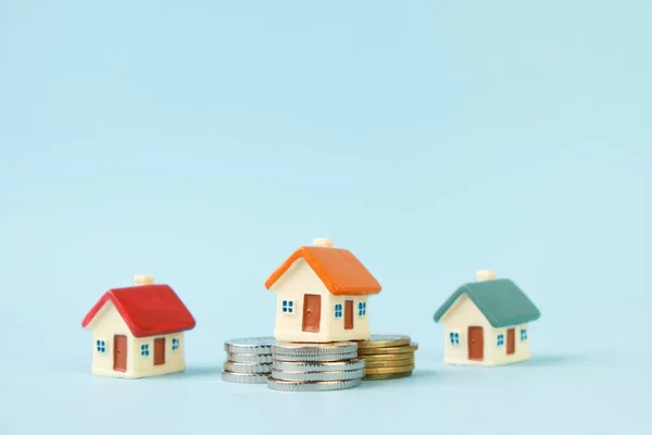 Maisons Miniatures Piles Pièces Monnaie Concept Immobilier Hypothèque Assurance Habitation — Photo