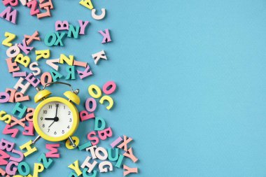 Bir sürü renkli mektup ve çalar saat. Okula geri dön. Okul eğitimi, okumayı öğretmek..