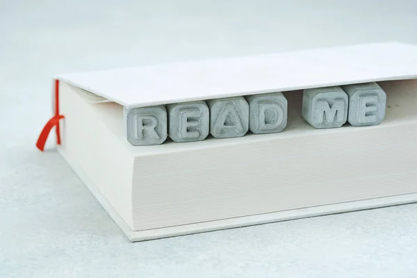 Szöveg Olvass Fel Szürke Beton Betűkből Egy Fehér Könyvön Olvasás — Stock Fotó