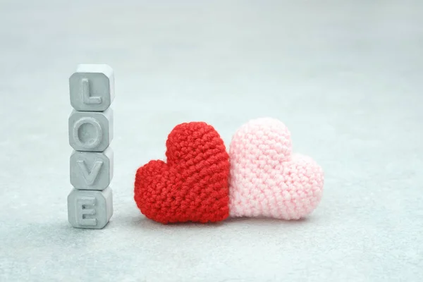 Palavra Amor Feito Letras Concreto Cinza Dois Coração Crochê Dia — Fotografia de Stock