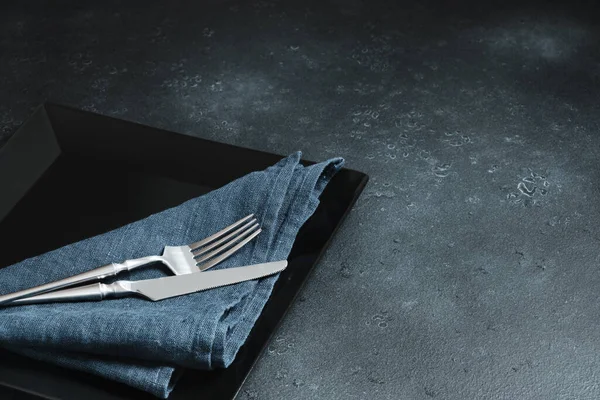 Cutlery Blue Linen Napkin Black Square Dish Table Setting — Stock Photo, Image