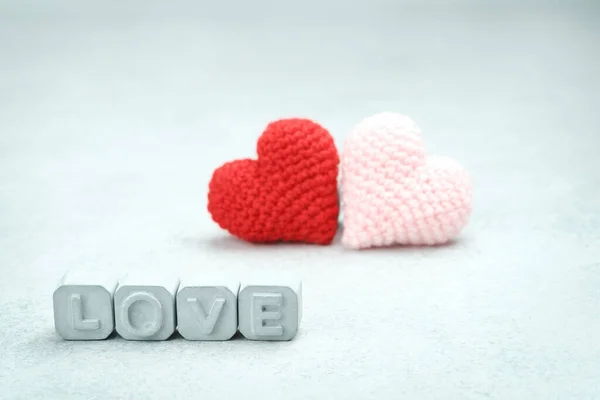 Palavra Amor Feito Letras Concreto Cinza Dois Coração Crochê Dia — Fotografia de Stock