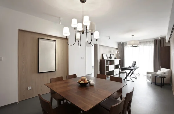 Элегантный и удобный интерьер дома, столовая — стоковое фото