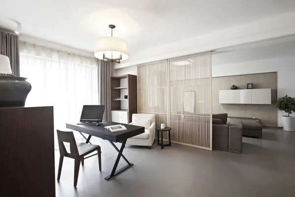 Elegante e confortável casa interior, sala de estudo — Fotografia de Stock