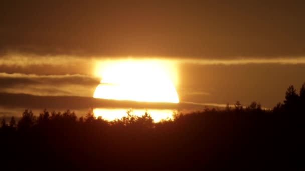 De ondergaande zon in de wolken — Stockvideo